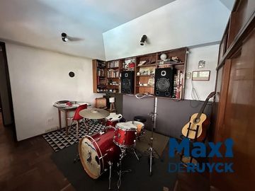 Chalet con lote amplio, con salida a 2 calles