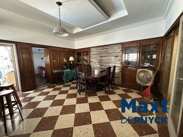 Chalet con lote amplio, con salida a 2 calles