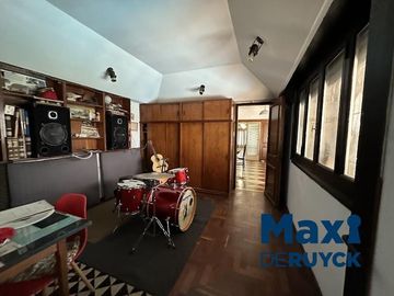Chalet con lote amplio, con salida a 2 calles
