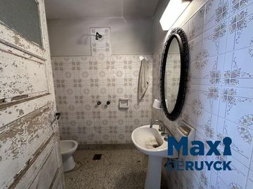 Chalet con lote amplio, con salida a 2 calles