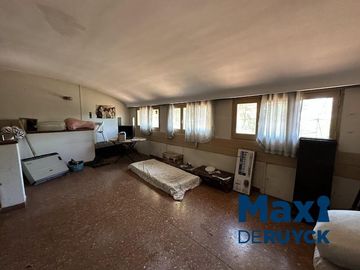 Chalet con lote amplio, con salida a 2 calles