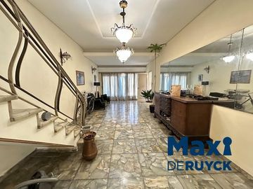 Chalet con lote amplio, con salida a 2 calles