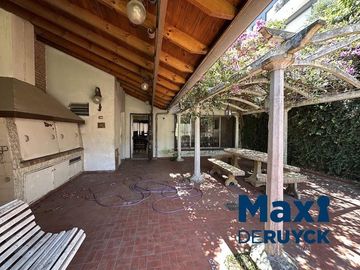 Chalet con lote amplio, con salida a 2 calles