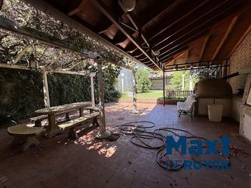 Chalet con lote amplio, con salida a 2 calles