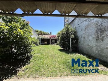 Chalet con lote amplio, con salida a 2 calles