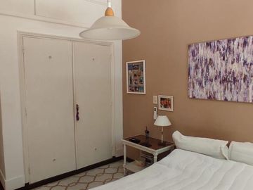 ESTILO CASA CON PATIO/JARDIN PROPIO