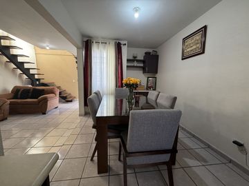 MISIÓN REGINA VENTA Casa cuatro recámaras