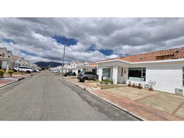 Amplia e iluminada casa en el mejor conjunto de Zipaquirá