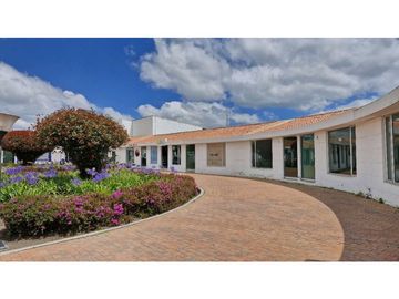 Amplia e iluminada casa en el mejor conjunto de Zipaquirá