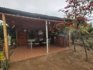 VENTA DE QUINTA EN PUERTO CAYO, MANABI