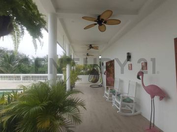 VENTA DE QUINTA EN PUERTO CAYO, MANABI