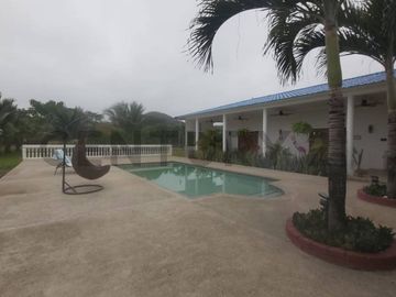 VENTA DE QUINTA EN PUERTO CAYO, MANABI