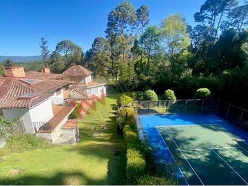 Casa en venta junto al club de golf vista verde 7 recamaras Avándaro valle de Bravo