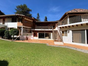 Casa en venta junto al club de golf vista verde 7 recamaras Avándaro valle de Bravo