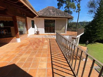 Casa en venta junto al club de golf vista verde 7 recamaras Avándaro valle de Bravo