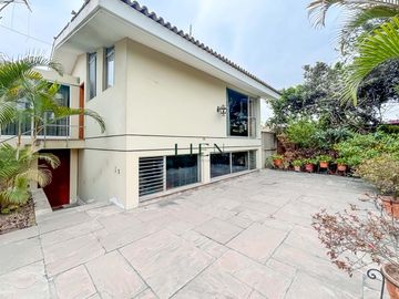 Residencia de Lujo con Piscina y Terraza - A 1 Cuadra de Av. Caminos del Inca