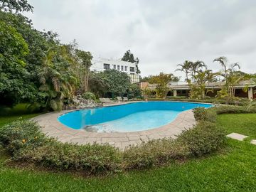 Residencia de Lujo con Piscina y Terraza - A 1 Cuadra de Av. Caminos del Inca