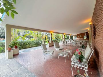 Residencia de Lujo con Piscina y Terraza - A 1 Cuadra de Av. Caminos del Inca