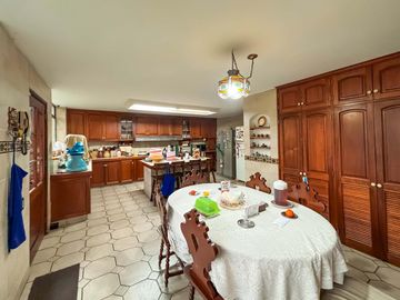 Residencia de Lujo con Piscina y Terraza - A 1 Cuadra de Av. Caminos del Inca