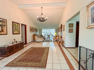 Residencia de Lujo con Piscina y Terraza - A 1 Cuadra de Av. Caminos del Inca
