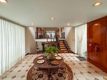 Residencia de Lujo con Piscina y Terraza - A 1 Cuadra de Av. Caminos del Inca