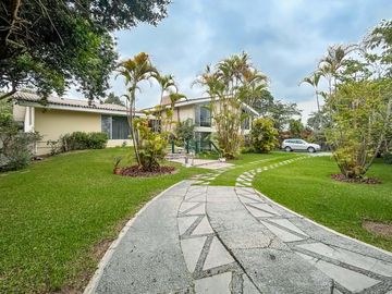 Residencia de Lujo con Piscina y Terraza - A 1 Cuadra de Av. Caminos del Inca