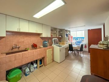 Residencia de Lujo con Piscina y Terraza - A 1 Cuadra de Av. Caminos del Inca
