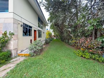 Residencia de Lujo con Piscina y Terraza - A 1 Cuadra de Av. Caminos del Inca