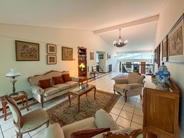 Residencia de Lujo con Piscina y Terraza - A 1 Cuadra de Av. Caminos del Inca