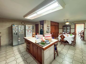 Residencia de Lujo con Piscina y Terraza - A 1 Cuadra de Av. Caminos del Inca