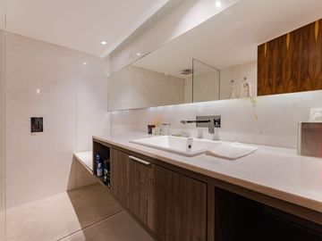 ESPECTACULAR CASA EN VENTA EN LOMAS DE BEZARES