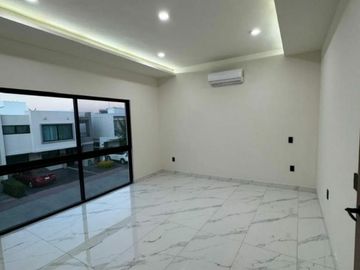 SOLARES TE ESPERA