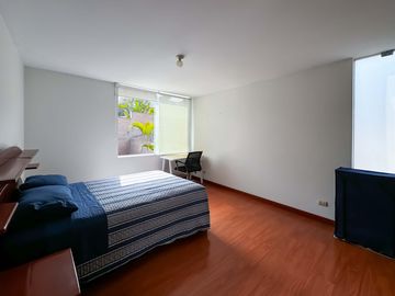 Residencia con amplio jardín - Excelente ubicación, La Planicie - 5 Dormitorios