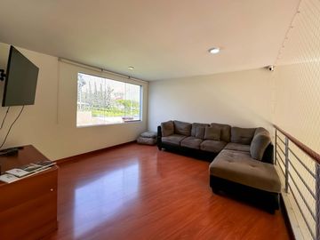Residencia con amplio jardín - Excelente ubicación, La Planicie - 5 Dormitorios