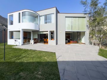 Residencia con amplio jardín - Excelente ubicación, La Planicie - 5 Dormitorios