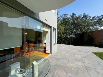 Residencia con amplio jardín - Excelente ubicación, La Planicie - 5 Dormitorios