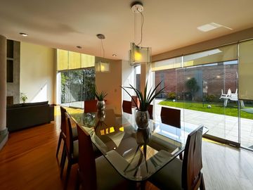 Residencia con amplio jardín - Excelente ubicación, La Planicie - 5 Dormitorios