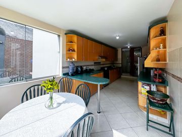 Residencia con amplio jardín - Excelente ubicación, La Planicie - 5 Dormitorios