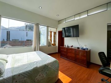 Residencia con amplio jardín - Excelente ubicación, La Planicie - 5 Dormitorios