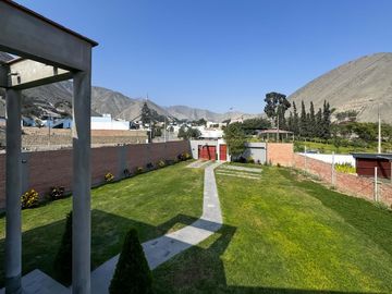 Residencia con amplio jardín - Excelente ubicación, La Planicie - 5 Dormitorios