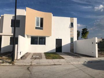 CASA EN VENTA  calle abierta Corregidora, Querétaro
