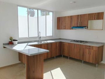 CASA EN VENTA  calle abierta Corregidora, Querétaro