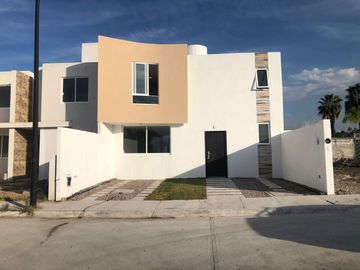 CASA EN VENTA  calle abierta Corregidora, Querétaro