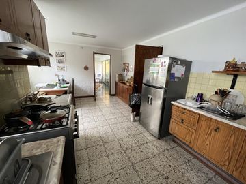 VENTA DE AMPLIA CASA EN EXCELENTE UBICACIÓN - MIRAFLORES