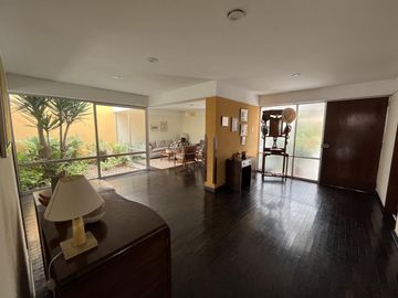 VENTA DE AMPLIA CASA EN EXCELENTE UBICACIÓN - MIRAFLORES