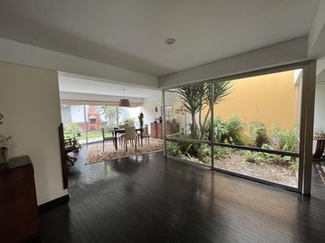 VENTA DE AMPLIA CASA EN EXCELENTE UBICACIÓN - MIRAFLORES