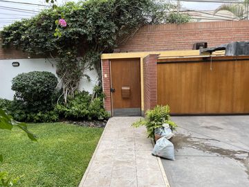 VENTA DE AMPLIA CASA EN EXCELENTE UBICACIÓN - MIRAFLORES