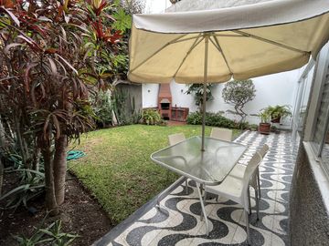 VENTA DE AMPLIA CASA EN EXCELENTE UBICACIÓN - MIRAFLORES