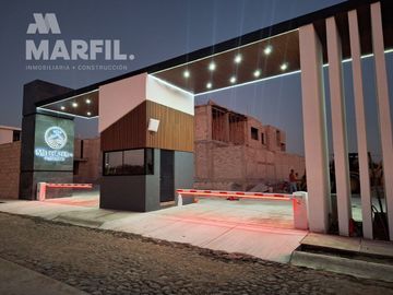 Venta de Casa de 3 Recámaras en Coto Privado con Alberca en V. de A. Colima