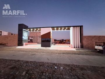 Venta de Casa de 3 Recámaras en Coto Privado con Alberca en V. de A. Colima